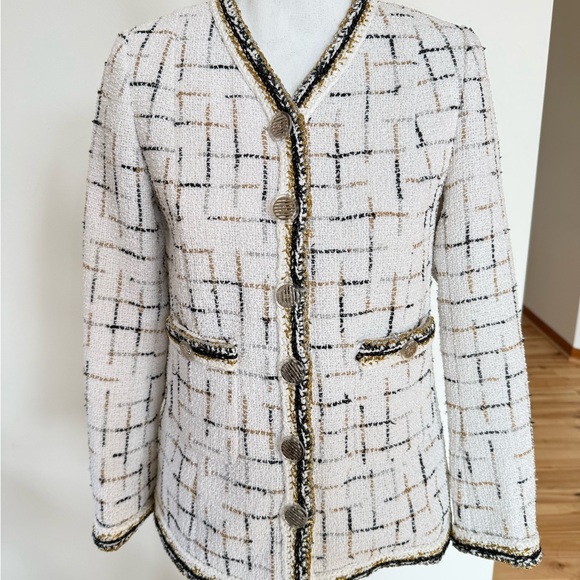 CHANEL White and Black Tweed Blazer 2017 - Picture 8 of 15